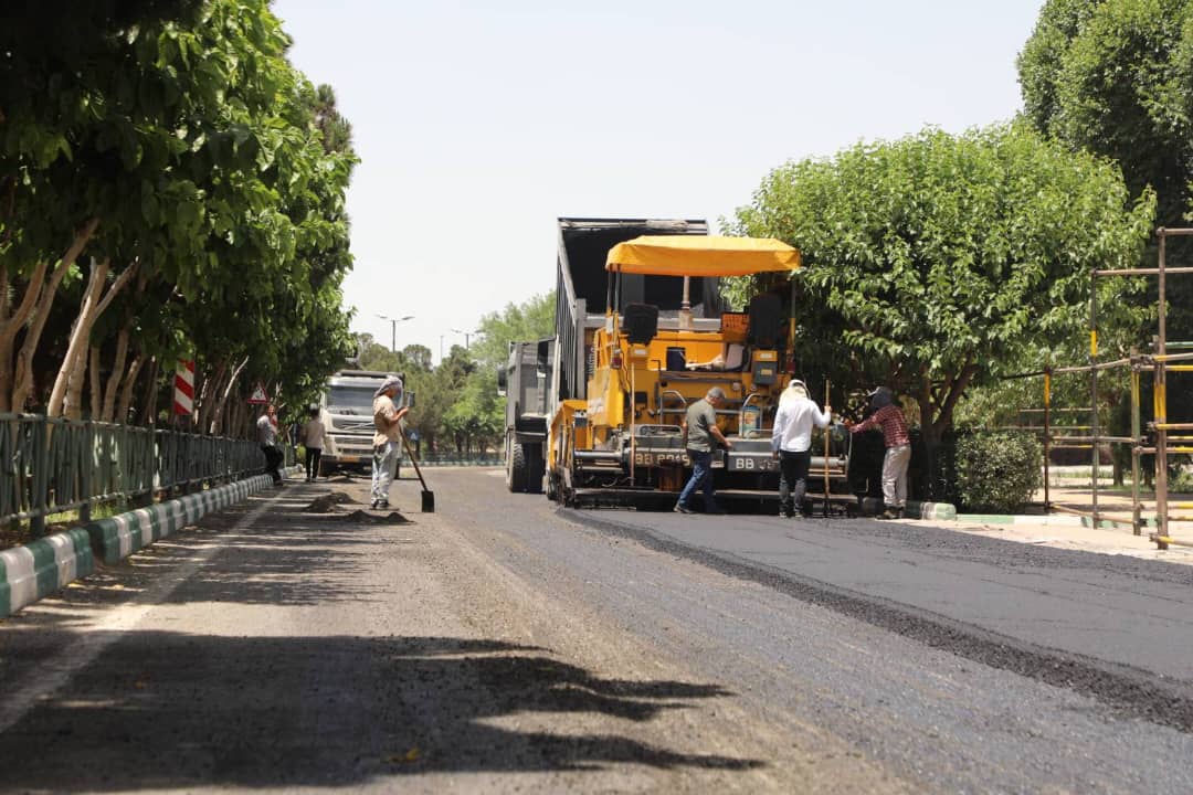 اجرای عملیات دو هزار و ۵۵۰ تنی آسفالت ریزی در مسیرهای منتهی به حرم امام خمینی (ره)