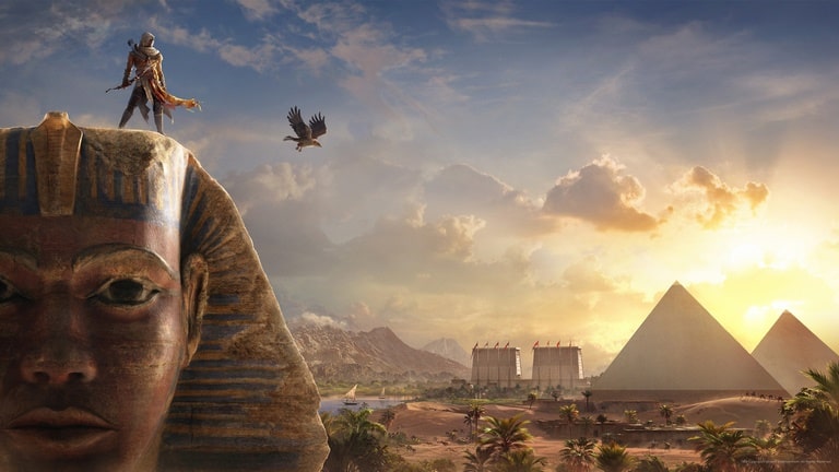 بایک در اساسین کرید اوریجینز ایستاده بر بالای مجسمه ی ابولهول اهرام مصر در دور دست