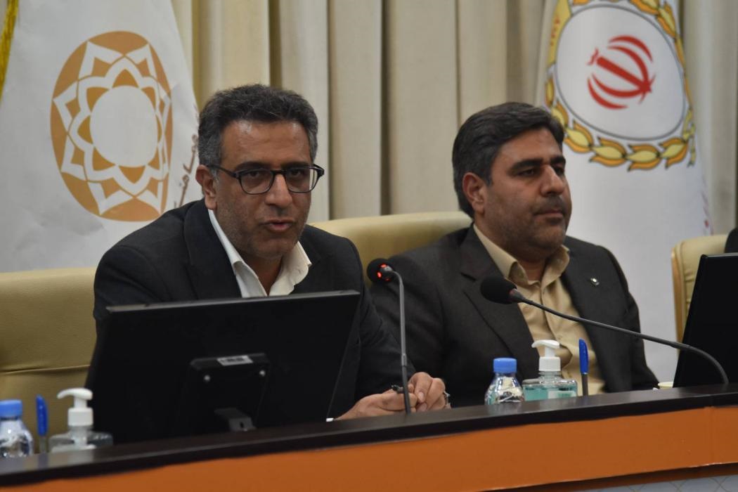 بازدید مدیرکل امور دادستانی و صیانت از مشتریان بانک مرکزی از شعبه قم بانک صنعت و معدن