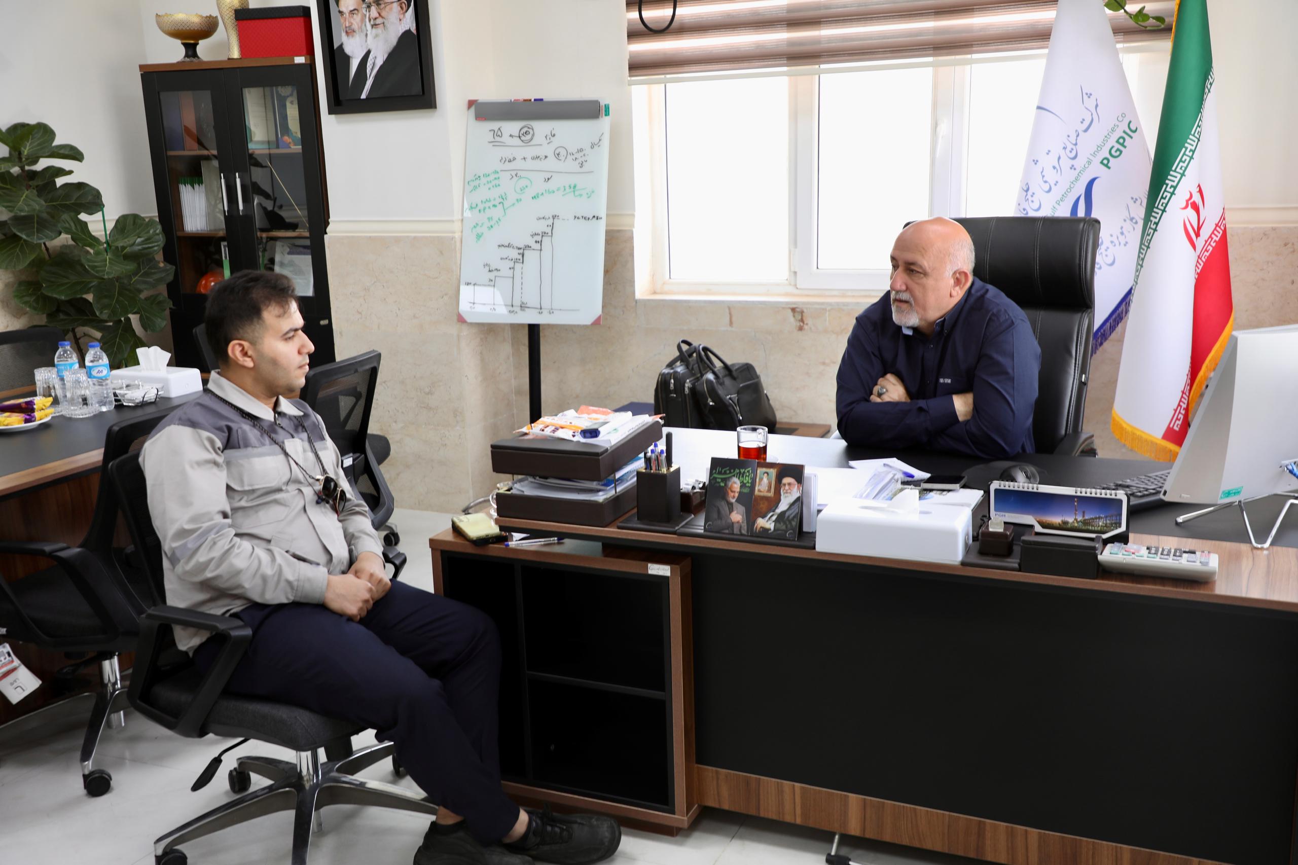 دیدار مدیرعامل شرکت پالایش گاز هویزه خلیجفارس با نماینده کارگران برای بررسی مطالبات صنفی دیدار مدیرعامل شرکت پالایش گاز هویزه خلیجفارس با نماینده کارگران برای بررسی مطالبات صنفی