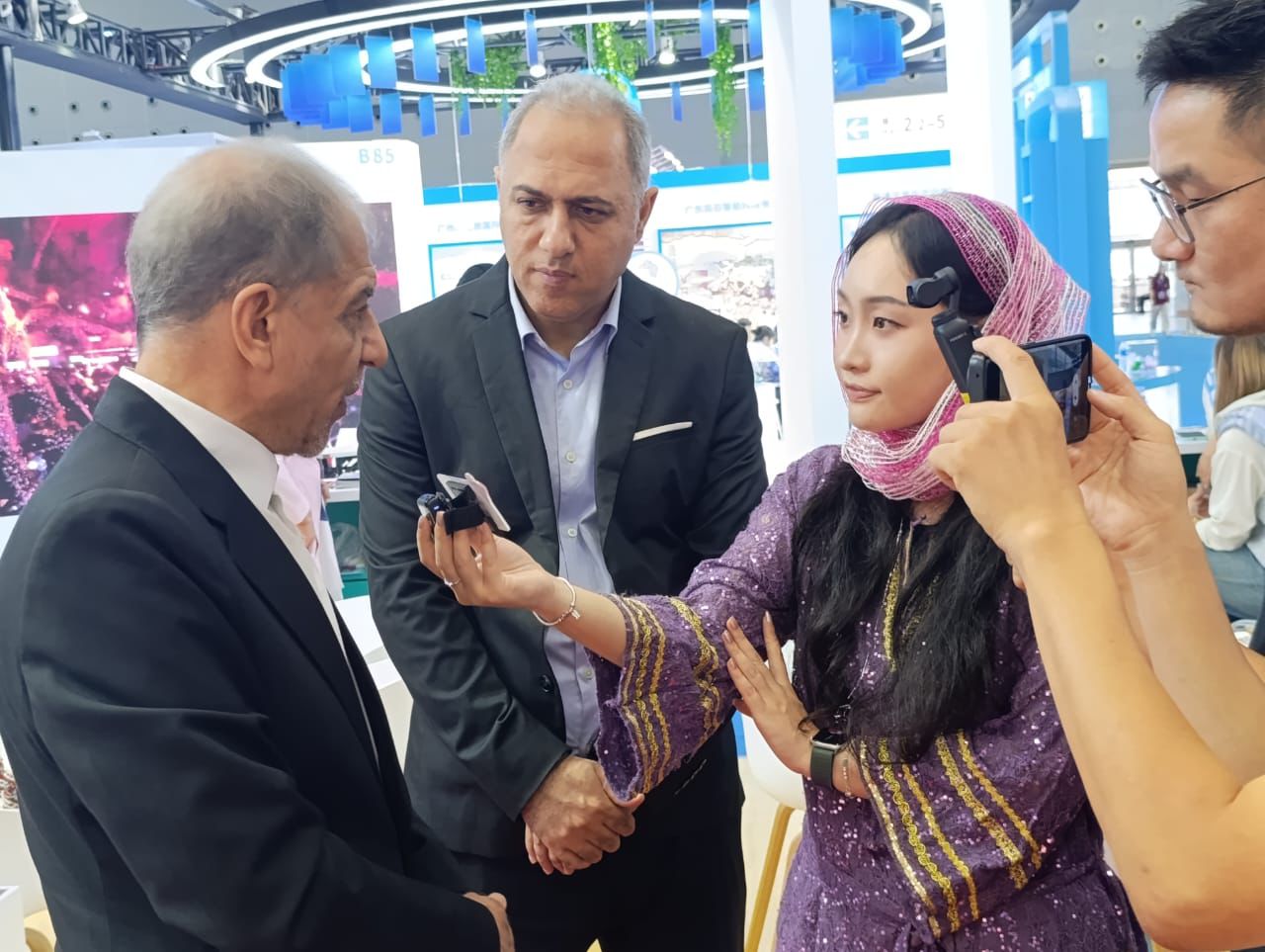 گفت‌وگوی زنده مدیر پاویون ایران با تلویزیون گواندونگ چین