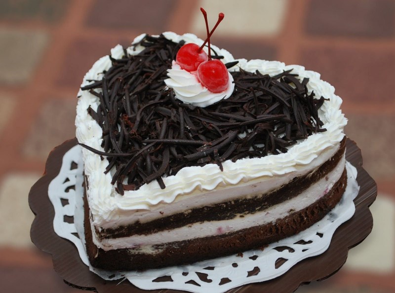 [تصویر:  decorate-the-cake-with-cream-and-chocolate0_pgi.jpg]