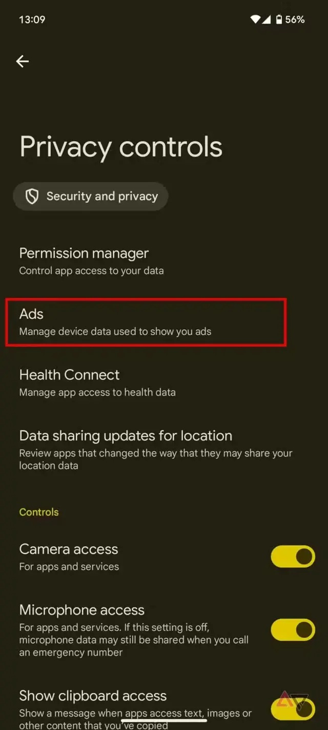 «تصویر گرافیکی گوشی هوشمند با نماد سپر و قفل، نشان‌دهنده تنظیمات امنیتی و حفاظت از اطلاعات شخصی»
