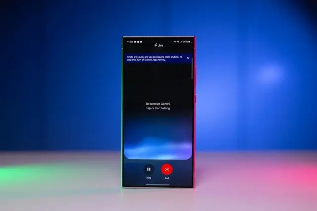 «نمایی از آیفون با صفحه‌ای که رابط کاربری هوش مصنوعی را نمایش می‌دهد»