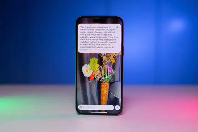 «نمایی از آیفون با صفحه‌ای که رابط کاربری هوش مصنوعی را نمایش می‌دهد»