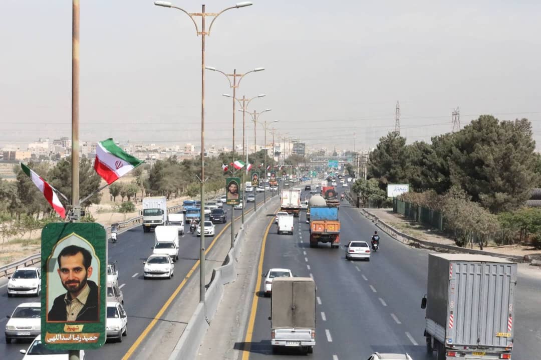 ‍ بزرگراه شهید هاشمی با ۲۱۶ پرچم، تمثال شهدا و نورپردازی ویژه آراسته شد