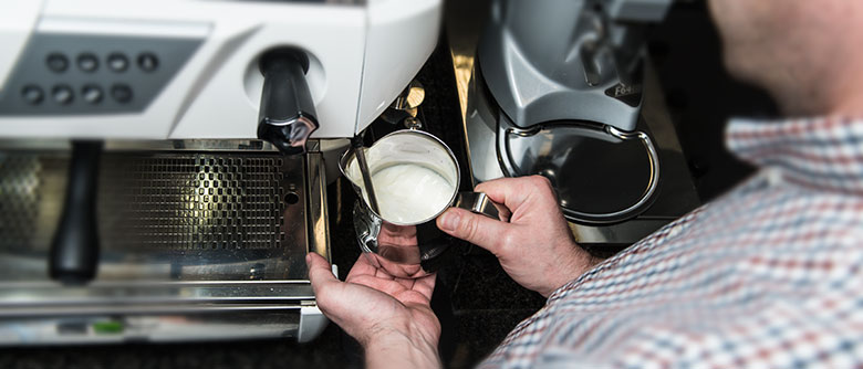 نحوه کف کردن شیر قهوه