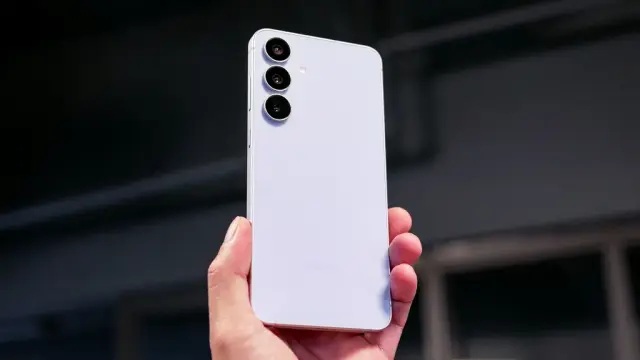 «تصویر گوشی سامسونگ گلکسی S20 FE با طراحی مدرن و رنگ آبی»