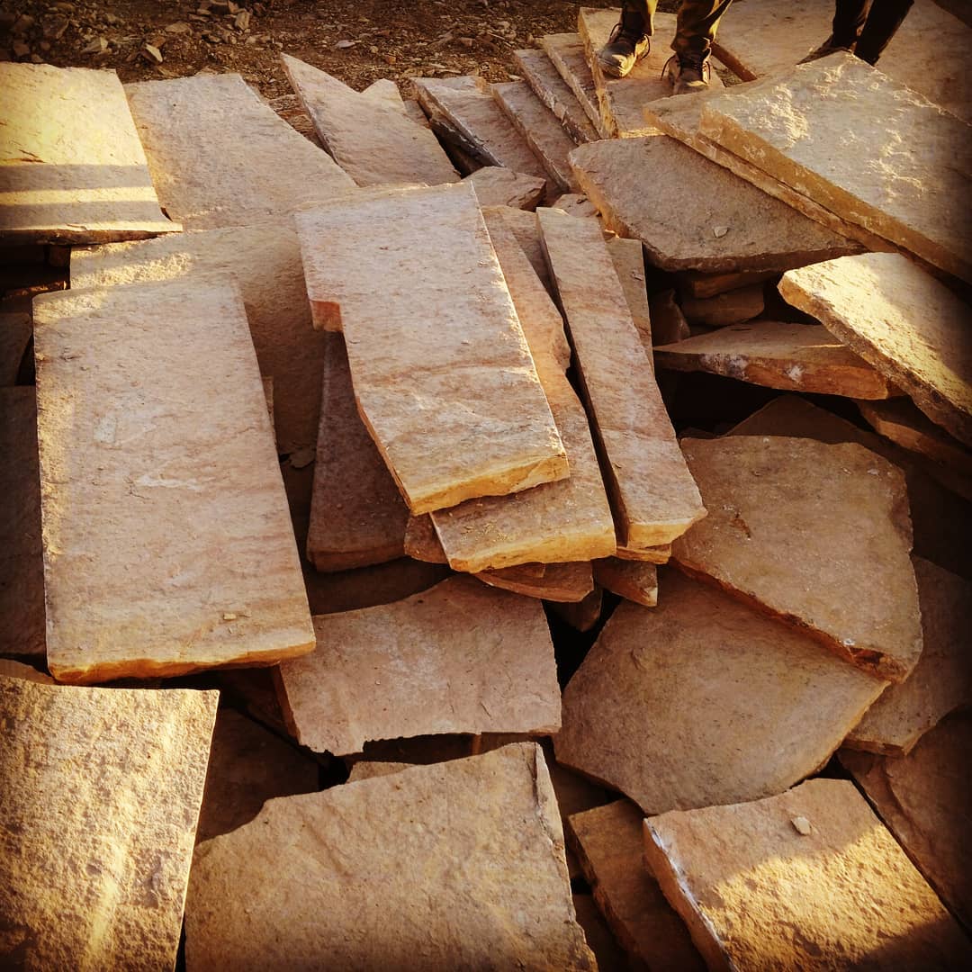 اجرا و فروش انواع سنگ ورقه‌ای، قيمت لاشه سنگ دماوند: فروش لاشه سنگ دماوند@ فروش تخته سنگ میگون مشکی