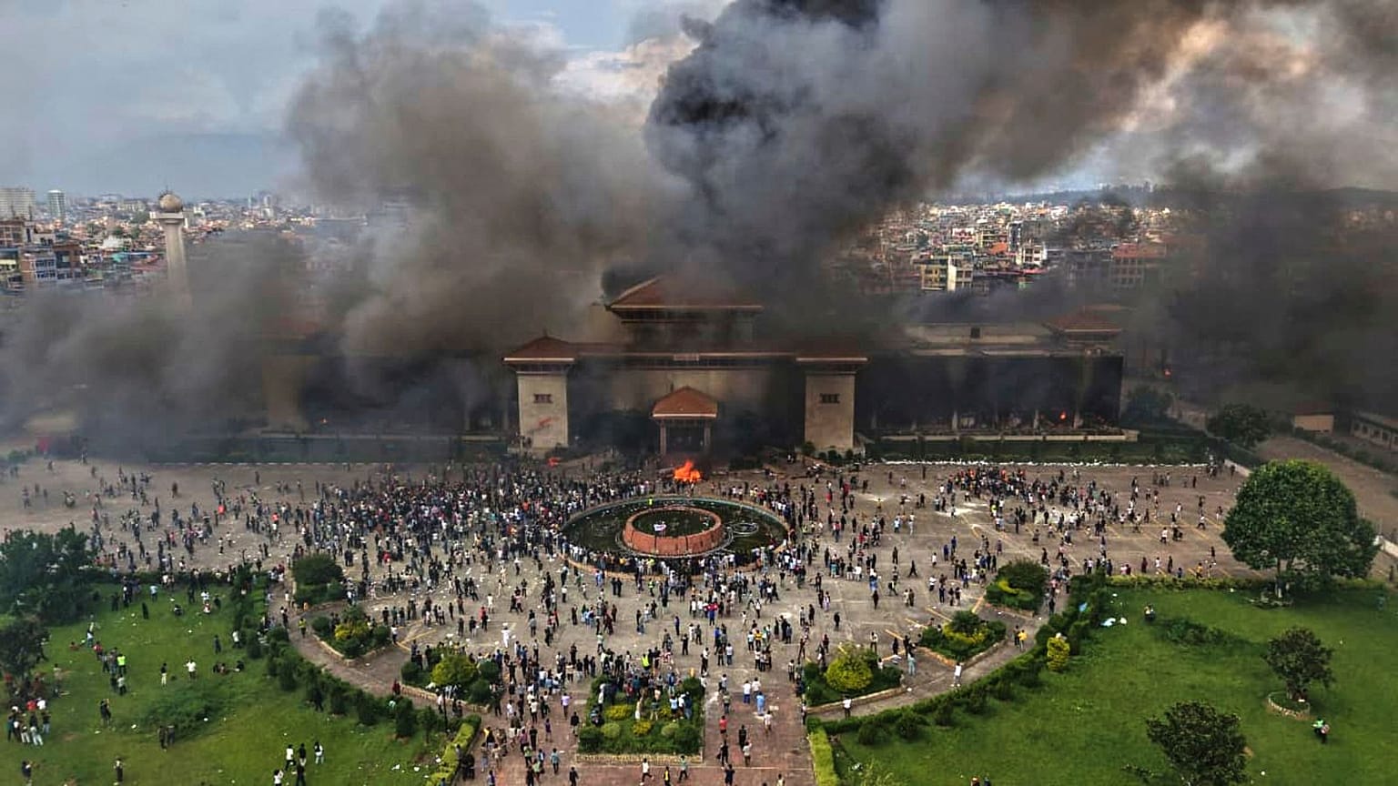 وقتی اینترنت قطع می شود خیابان ها وصل می شوند؛روایت نپال از قیام نسل Z