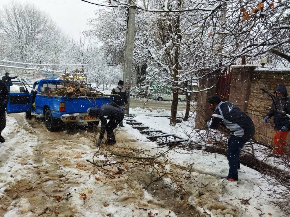 جمع‌آوری شاخه‌های شکسته شده معابر بر اثر بارش برف در شهر دماوند