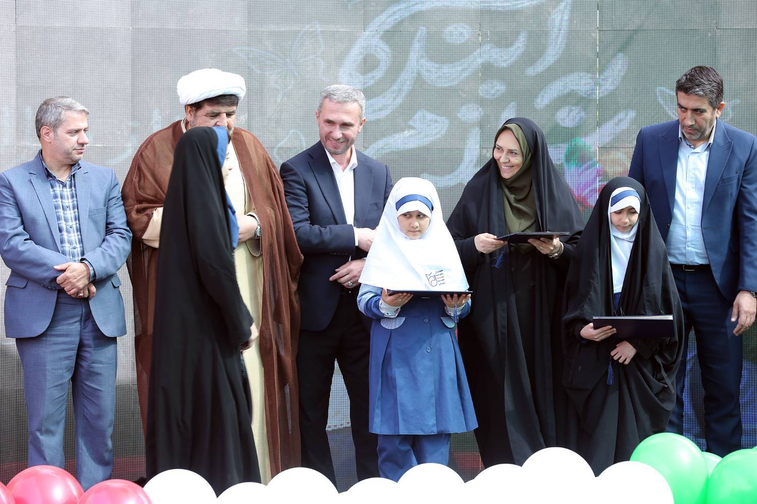 مهرِ ایثار با سلام به آینده؛ آغاز سال تحصیلی در مدرسه شاهد حضرت زینب(س) با حضور شهردار منطقه ۵ و مسئولین شهری