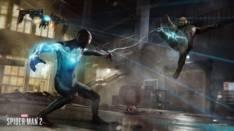 Marvel's Spider-Man 2، اسپایدرمن 2 پلی استیشن 5 با لباس سیاه در حال مبارزه بررسی بازی مرد عنکبوتی 2