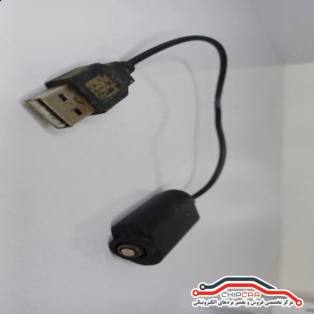 رابط USB کوچک با مبدل شارژ یا اتصال‌دهنده مخصوص دستگاه‌های وپ/سیگار برقی.