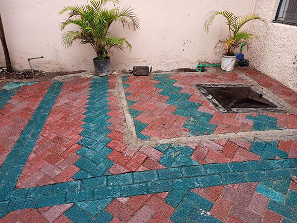 کاشیکاری محوطه با آجر بازیافتی