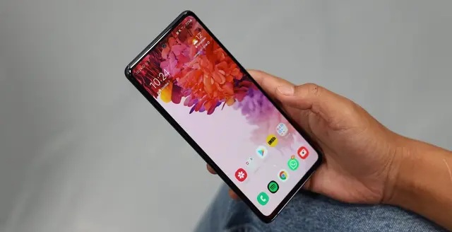 «تصویر گوشی سامسونگ گلکسی S20 FE با طراحی مدرن و رنگ آبی»