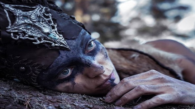 قدر نادیده‌ترین شخصیت‌های بازی‌های ویدیویی Senua – Hellblade: Senua’s Sacrifice هل بلید سنوا زنی مجنون با خالکوبی آبی دراز کشیده روی زمین