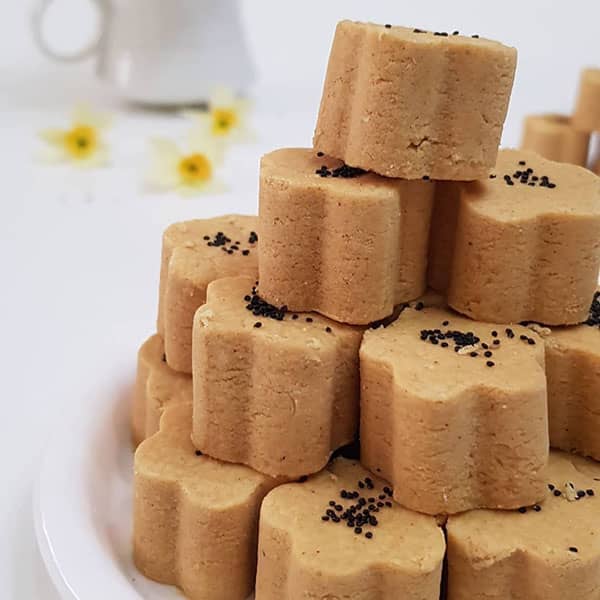 [تصویر:  shirini-nokhodchi-b-fer_iuec.jpg]