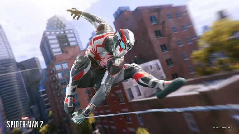 Marvel's Spider-Man 2، اسپایدرمن 2 پلی استیشن 5 با لباس مرد آهنی در حال تاب خوردن