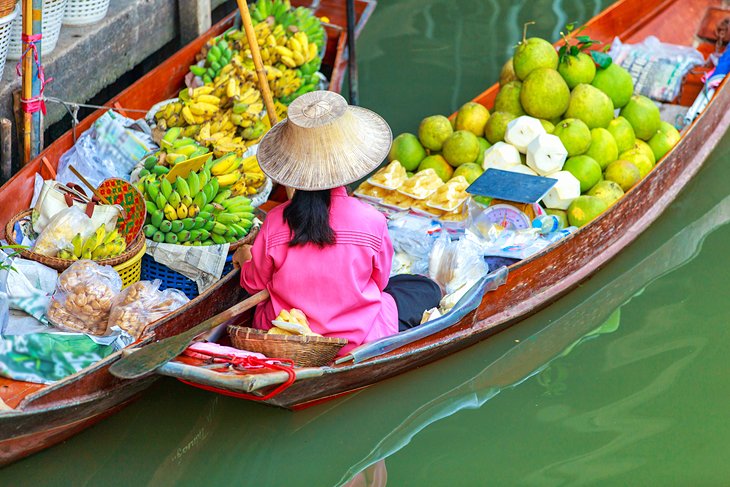 با قایق در بازار شناور Damnoen Saduak خرید کنید
