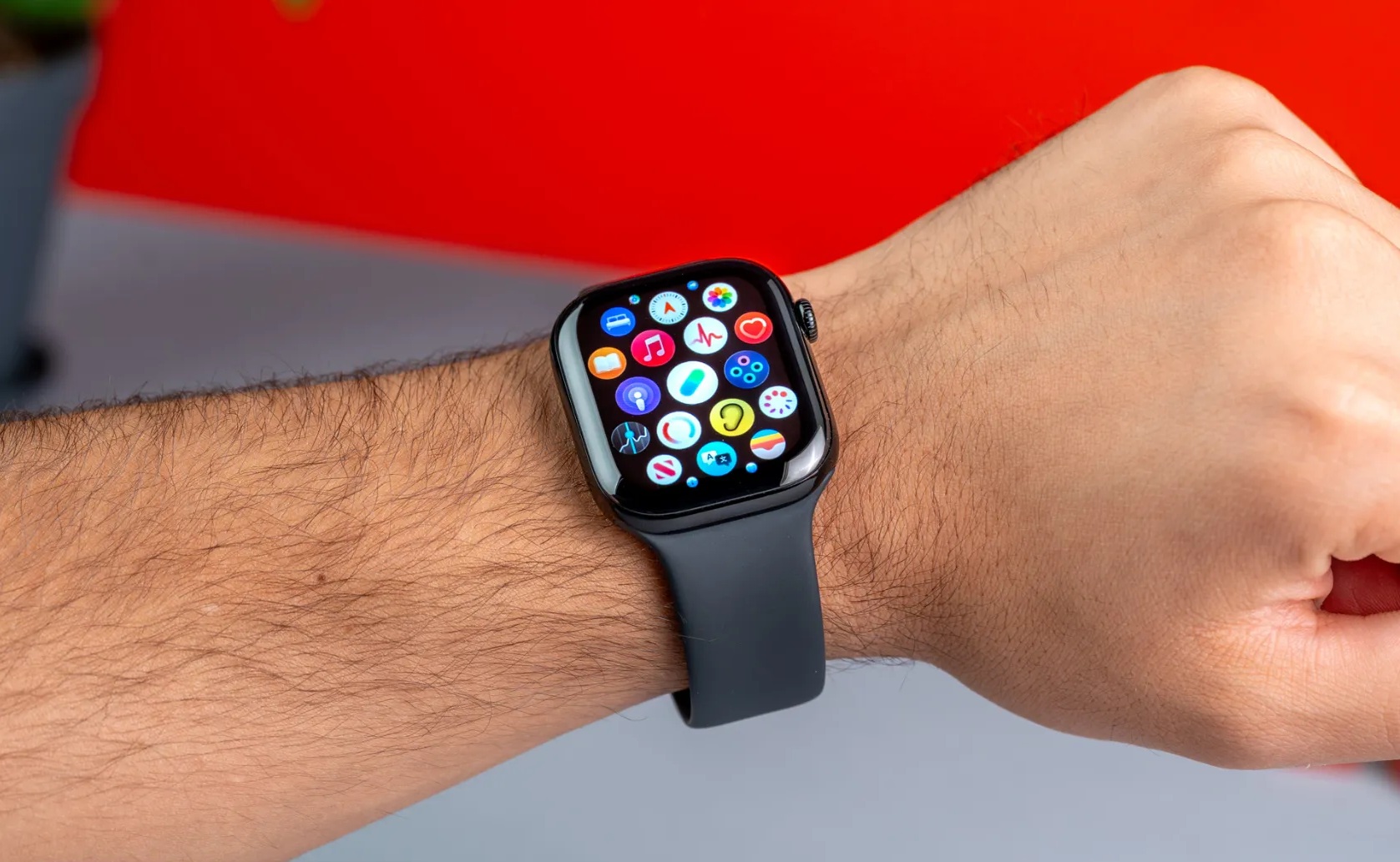 «اپل واچ سری ۱۱ با بدنه‌ی آلومینیومی ۴۶ میلی‌متری و بند سیلیکونی مشکی، نمایشگر روشن و طراحی باریک»