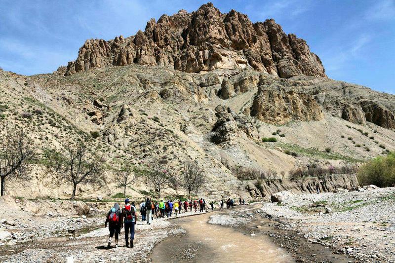 کوه زیبای آبشار آبقد